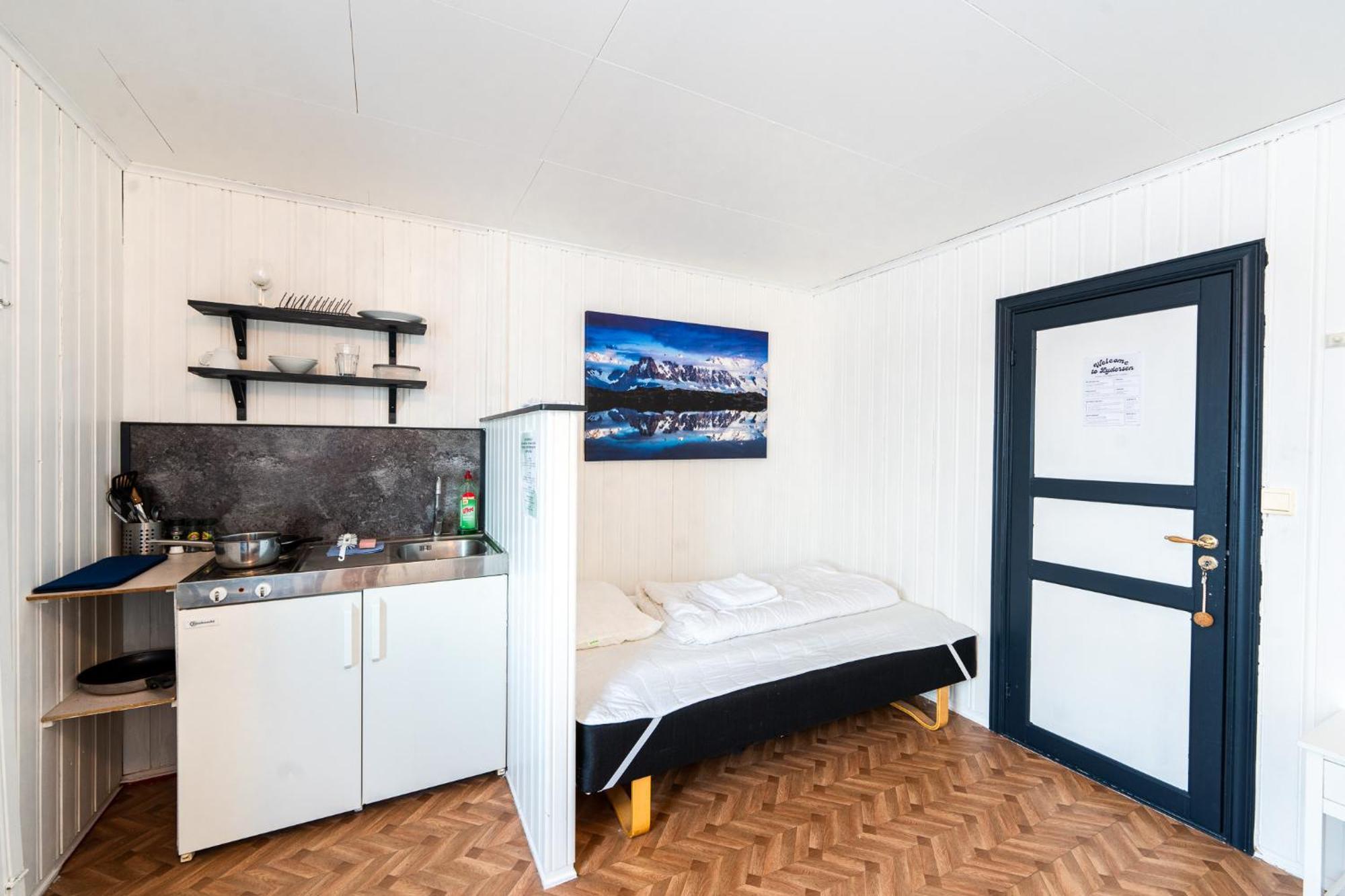 Lydersen Rorbuer Hostel & Apartments Fredvang Exterior photo